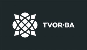 TVOR•BA logo horizontálne čiernobiele inverzné